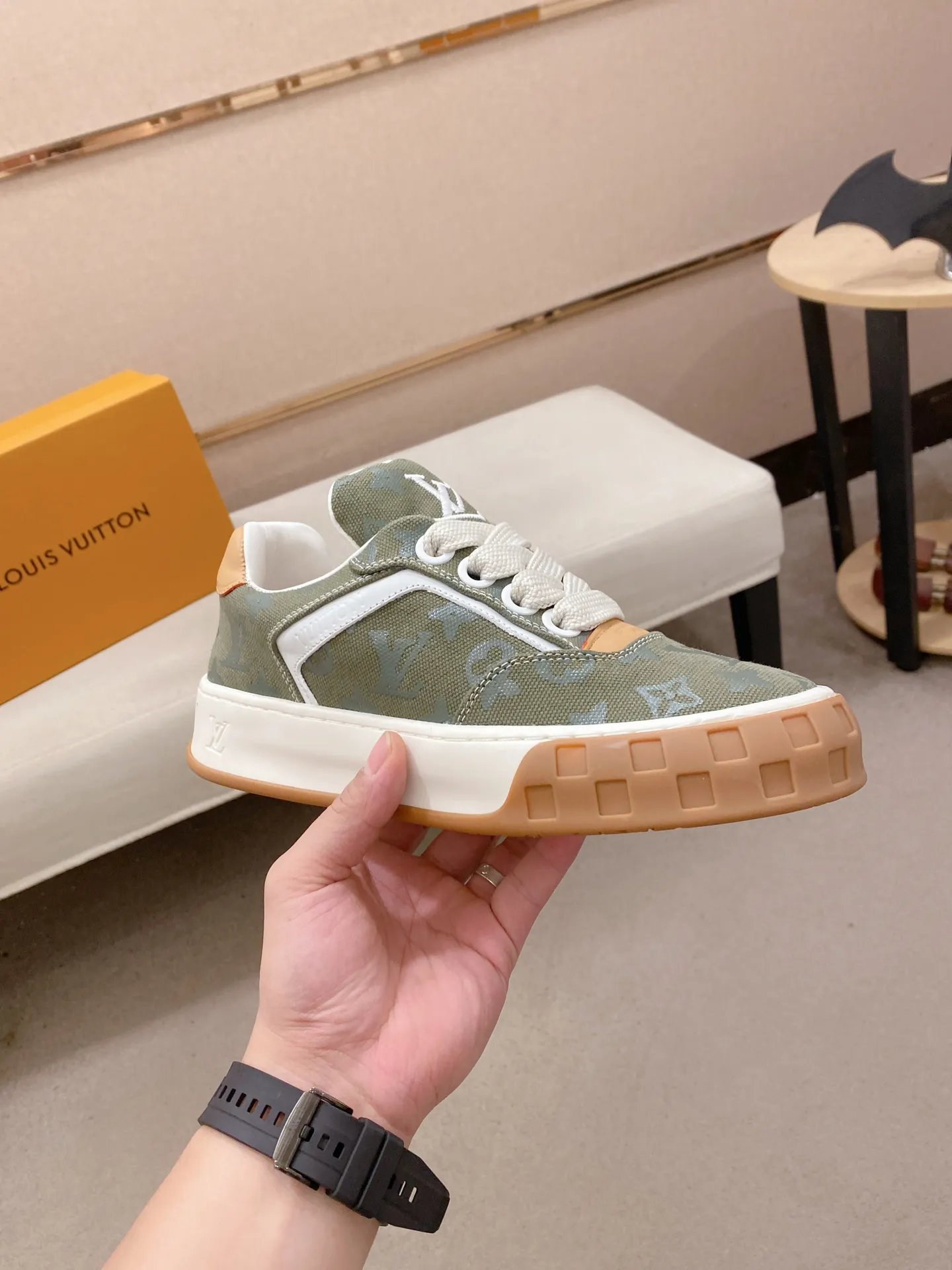 Factory price: 480💰 LV 🫏The colorful interpretation of BUTTERSOFT sneakers combines sheepskin, The colorful interpretation of LV BUTTERSOFT sneakers combines sheepskin and calfskin for a super soft feel. Designed by Pharrell Williams, this '60s-inspired shoe features a padded upper that's been crafted by Louis Vuitton craftsmen to further enhance the comfort of the leather. In addition to the LV initials, it features multiple signatures, including natural leather trim and an embossed pattern of Pharrell Williams and lobster on the side, referencing the Fall/Winter 2025 men’s show. A must-have artifact for fashionistas✅ Code number 38-44